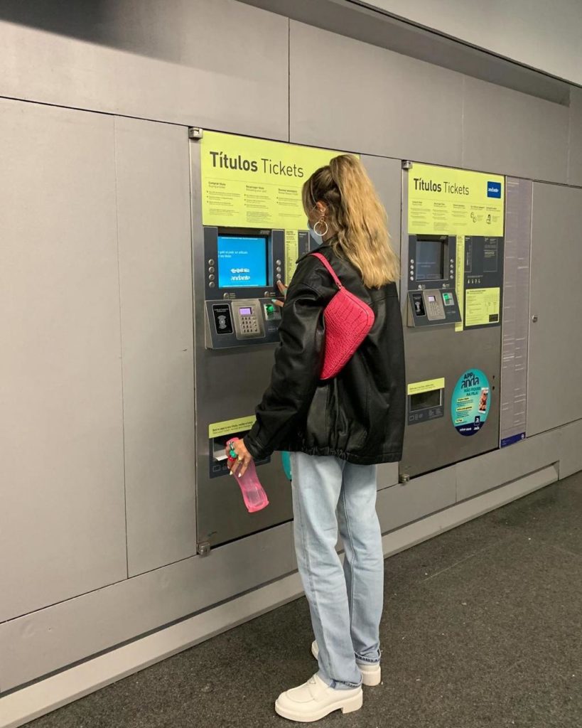 Носи кожаный черный пиджак с ярко-розовой сумкой, как предлагает стилист София Коэльо (фото: @sofiamcoelho)