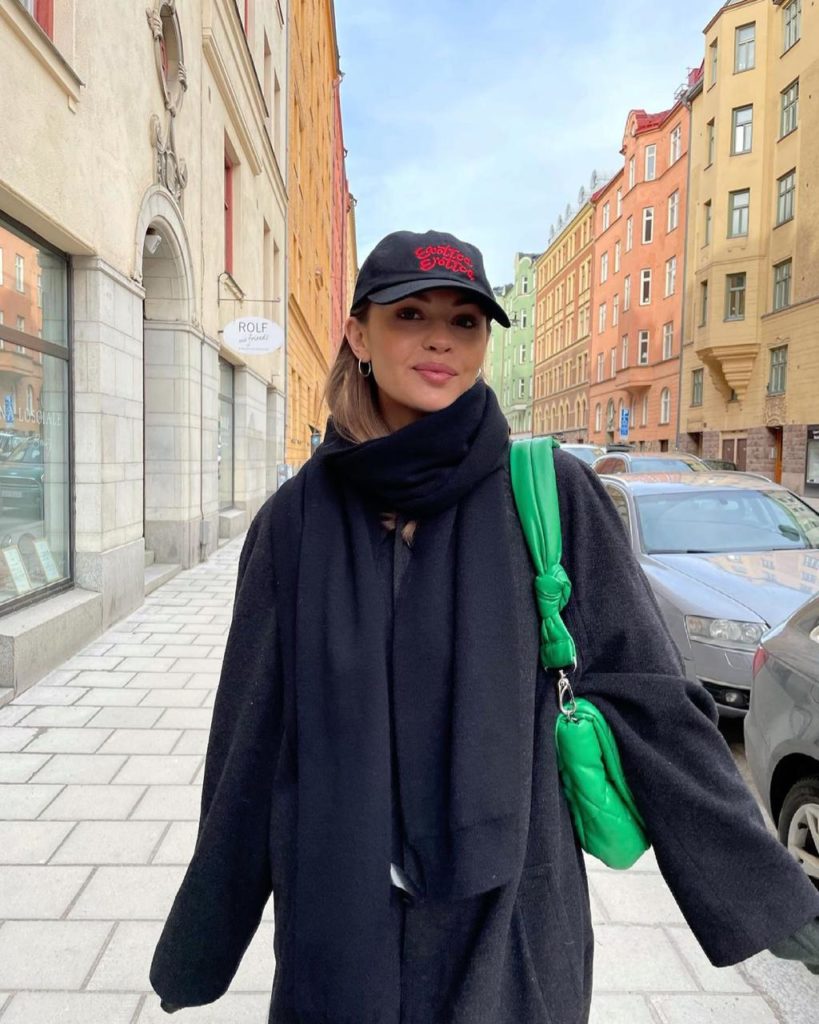 И снова вернемся к ярким сумкам. Нам очень нравится сочетание черного с зеленым (самый трендовый цвет сезона). Фото: @sofiaboman)