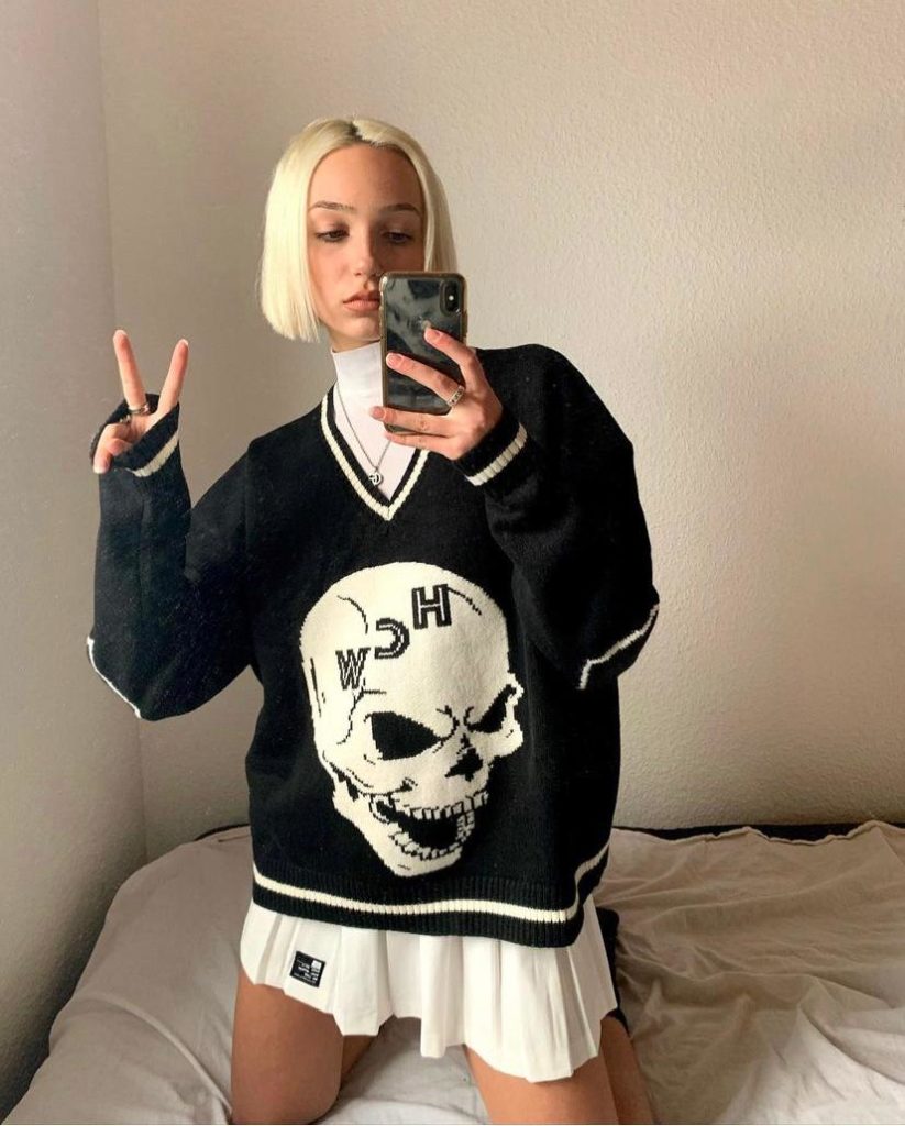 Если хочешь стильно носить оверсайз джемпер, сочетай его с белой водолазкой. (Фото: @anjasarea)