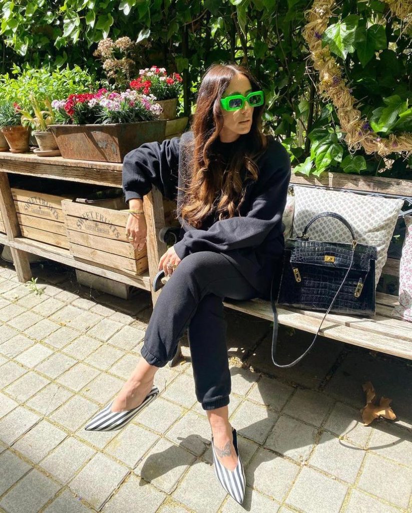 А вот доказательство того, как круто очки с яркой оправой могут дополнить образ. (Фото: @laura_eguizabal)