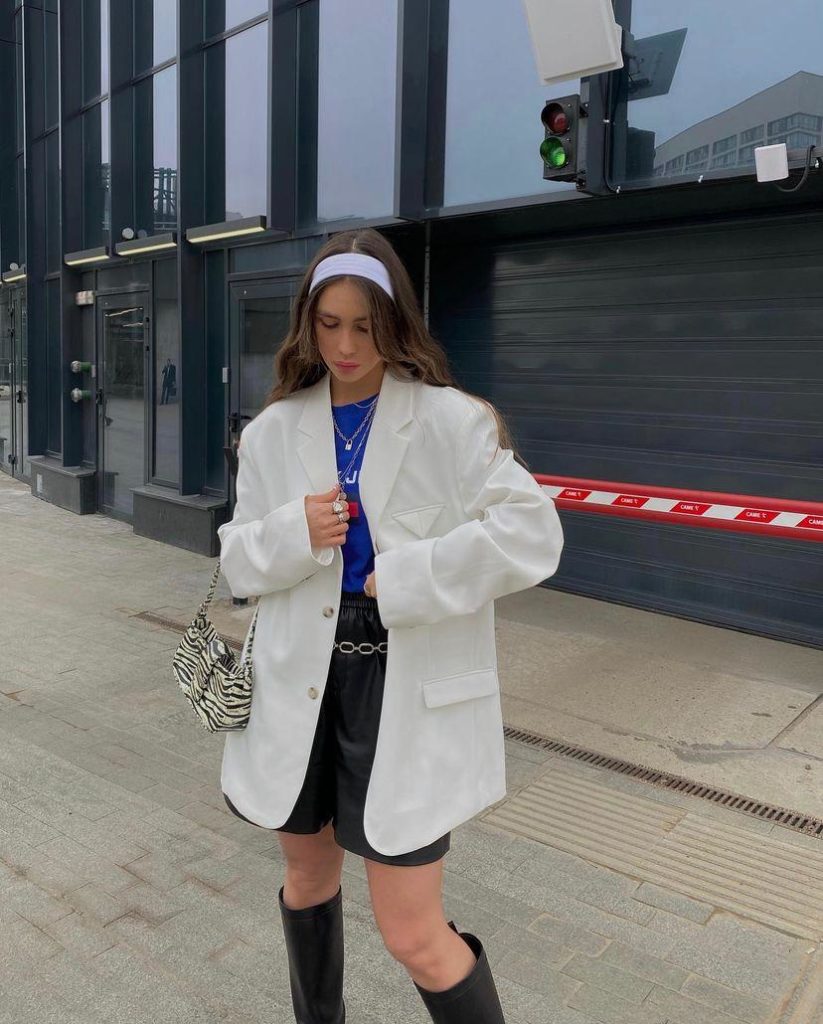 Не бойся сочетать сразу три цвета в образе. Например, черный, белый и глубокий синий. Фото: @abyanova)