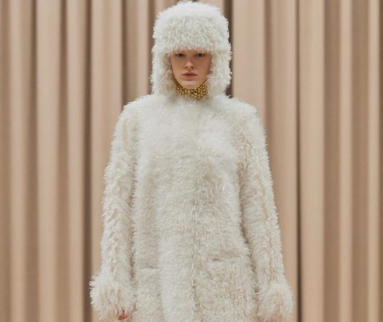 Шапка-ушанка и платье в стиле пэчворк на показе Burberry