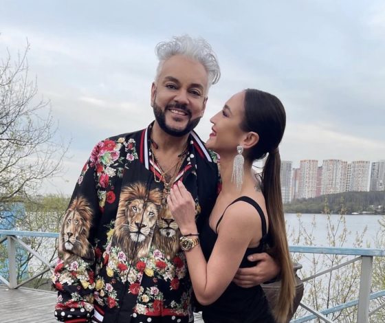 Парные браслеты и очки за 250 000 рублей: что значит подарок Ольги Бузовой Филлипу Киркорову