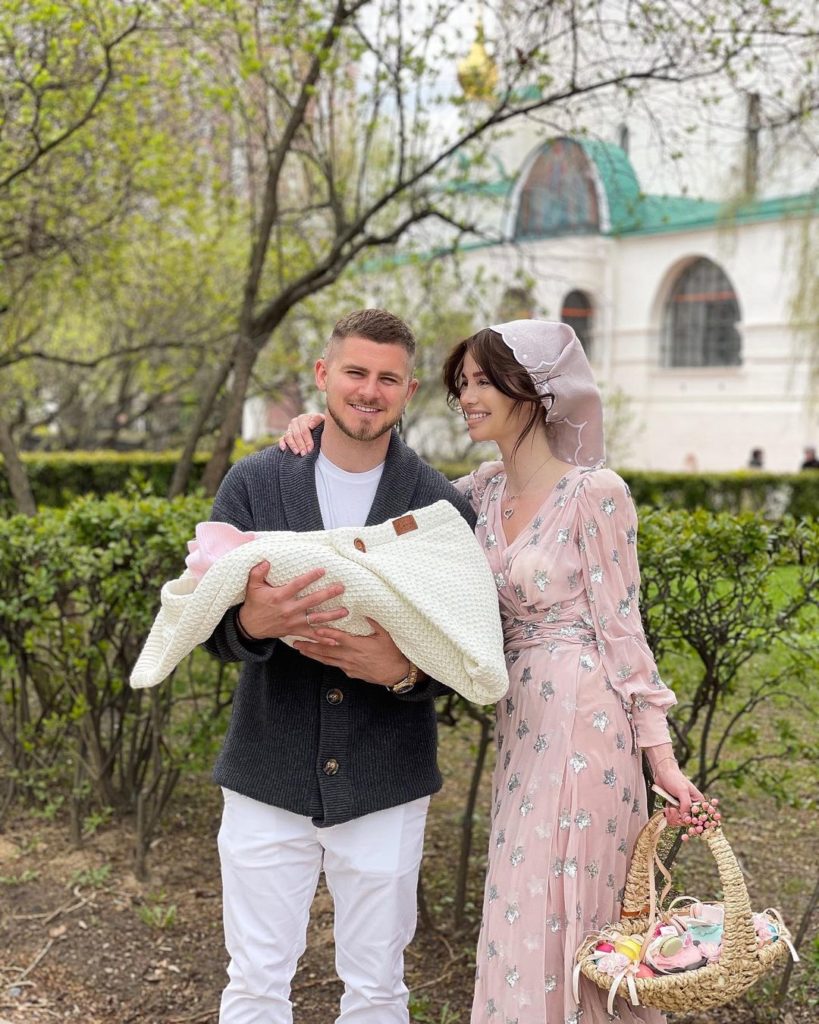 Алекса с мужем и дочерью. (Фото: Instagram)
