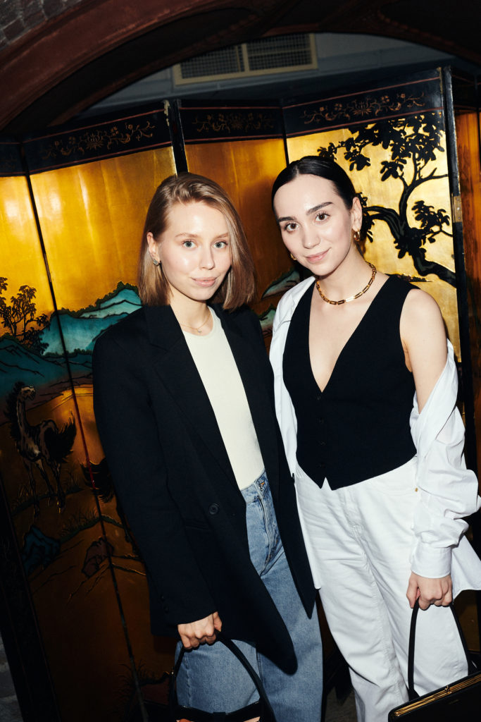 Алиса Гаджиева с подругой