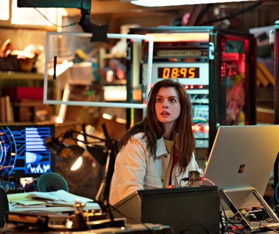 Что смотреть: новый фантастический сериал с Энн Хэтэуэй и Морганом Фриманом