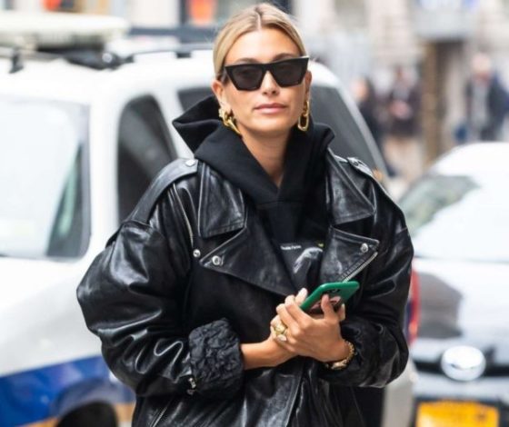 Сколько стоит: бомбер Хейли Бибер