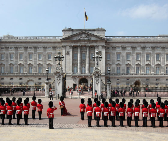 Цифра дня: предмет нижнего белья королевы Великобритании выставили на аукцион за 500 000 рублей