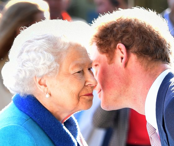 «Дети не должны страдать»: королева Елизавета II огорчена критикой от принца Гарри