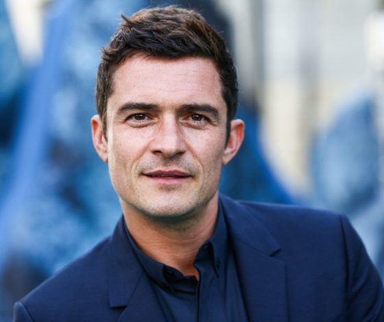 «Помогаете издеваться над ребенком»: Орландо Блум ответил на критику своей роли в сатире о принце Гарри