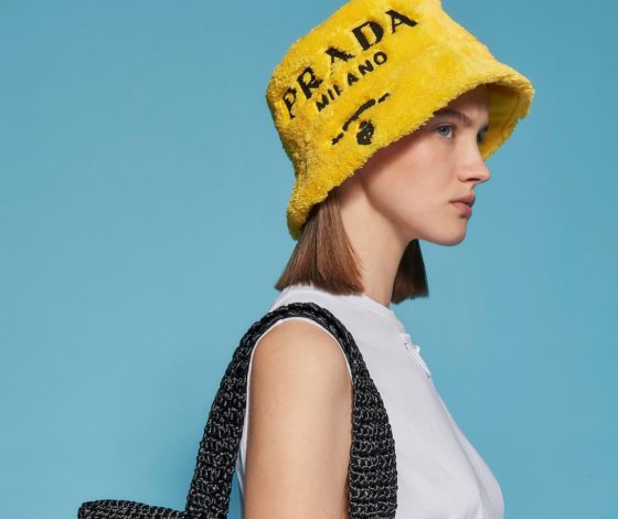 Панамы и плетеные шоперы в новой коллекции Prada