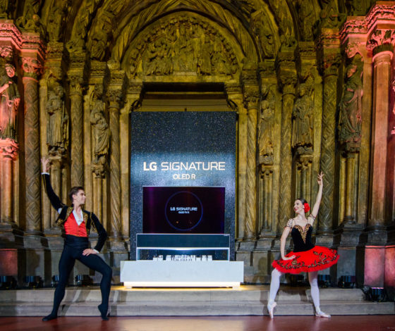 Арт-объект в стенах Пушкинского музея: презентация первого в мире сворачивающегося телевизора LG SIGNATURE OLED R