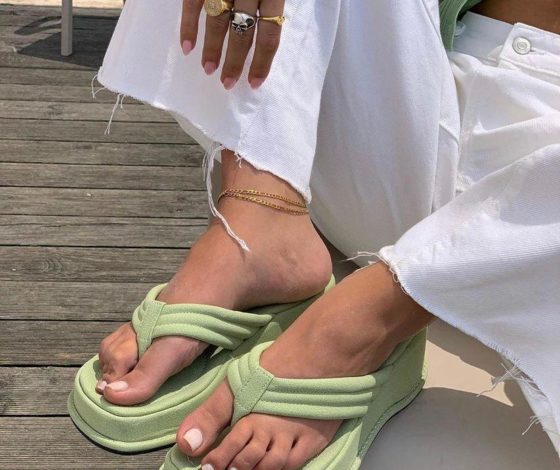 От сандалий до лоферов: где купить трендовую обувь на лето