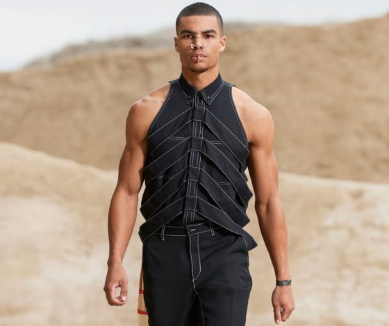 Кожаные жилеты и блестящие плащи в мужской коллекции Burberry