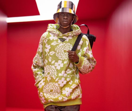 Худи с цветочным принтом и ультракороткие шорты в мужской коллекции Prada