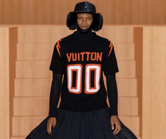 Безразмерные перчатки и юбки миди в мужской коллекции Louis Vuitton