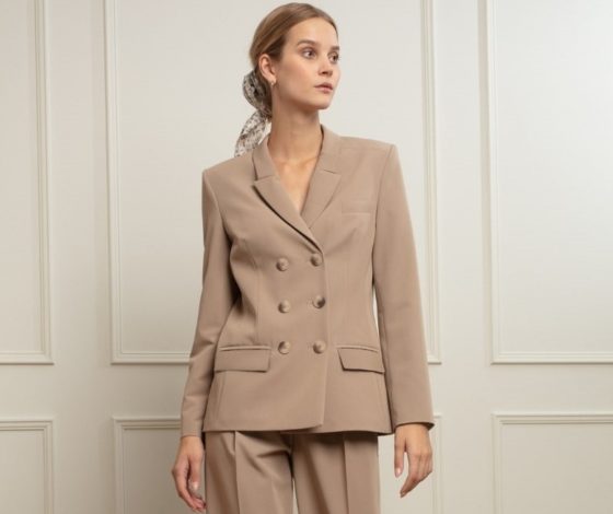 Строгие костюмы и летящие платья в коллекции DIANA ARNO