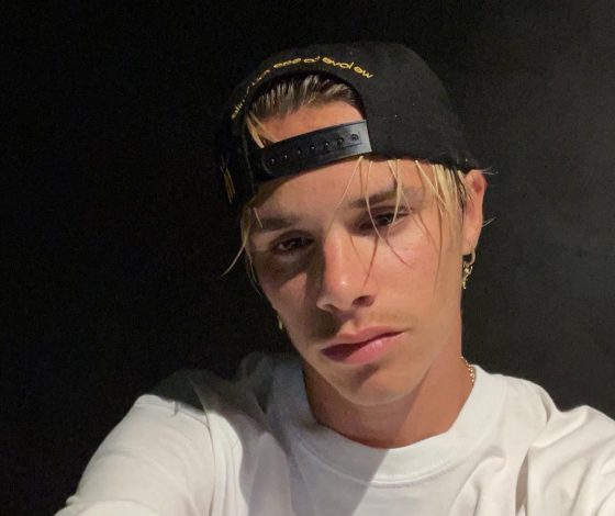 Новый этап в отношениях: сын Виктории Бекхэм стал жить с моделью