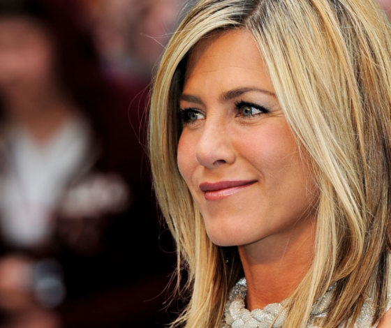 На фоне слухов о романе с Брэдом Питтом: Дженнифер Энистон провела вечер с известным актером