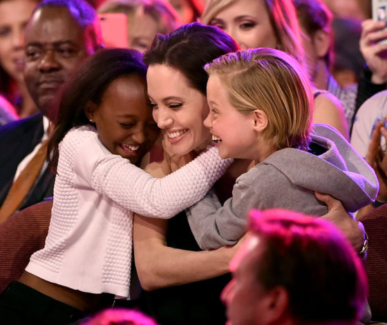 Анджелину Джоли обвиняют в хищении ее приемного сына