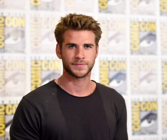 Редкий выход: Лиам Хемсворт появился на мероприятии вместе со своей девушкой