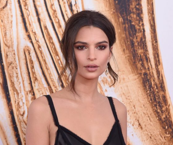 Эмили Ратаковски в центре скандала: на этот раз из-за кормления грудью