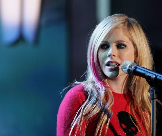 Слухи подтвердились: Аврил Лавин застали целующейся с рэпером Tyga в Париже