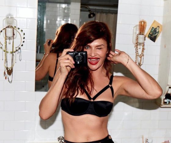 «Ангелы» Victoria’s Secret, подвиньтесь! 52-летняя Хелена Кристенсен снялась в рекламе белья