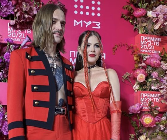 Спилберг в опасном мини, Дава с розой, а Прусикин с Таюрской: самое интересное с красной дорожки премии «МУЗ-ТВ»