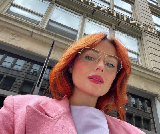 Как носить яркую помаду в этом сезоне: звездные примеры разбирает визажист