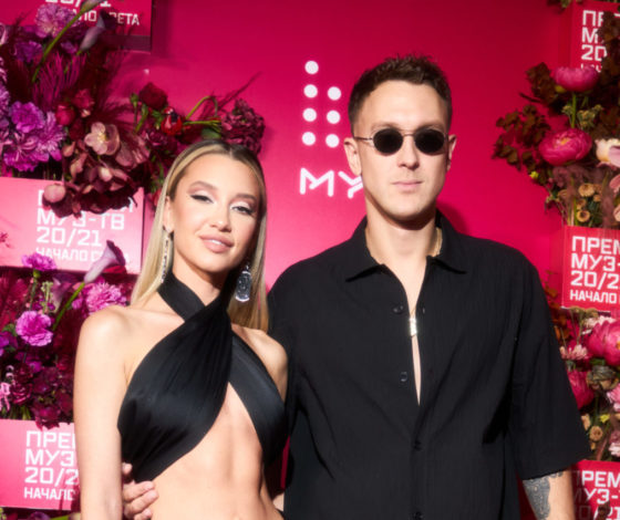 Яркие цвета, кроп-топы и экстремальные разрезы: лучшие образы звёзд и главные тренды на премии «МУЗ-ТВ»