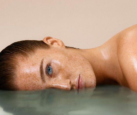 Что должно быть в косметичке в жару, а что оставить дома: советы звездного визажиста