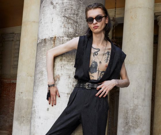 Рубашка с кружевом и жилет с цветочным принтом в мужской коллекции Sain Laurent