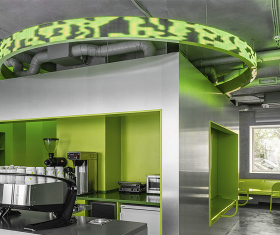 Интерьер Гарри Нуриева и эстетика Вонга Карвая: что нужно знать о новом кафе и арт-пространстве