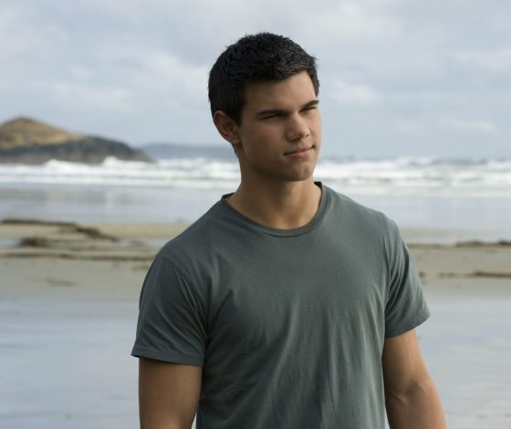 Тейлор Лотнер признался, что реакция фанатов «Сумерек» на соперничество Эдварда и Джейкоба повлияла на него лично