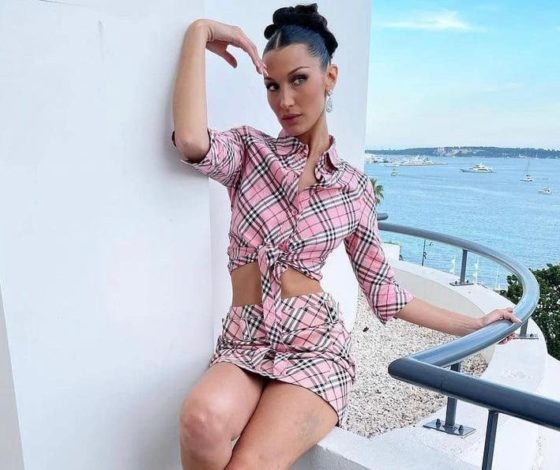 Дуа Липа VS Белла Хадид: кому костюм с мини-юбкой идет больше