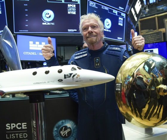 Кто первый покинет Землю: Ричард Брэнсон и Джефф Безос соревнуются за первенство в космосе