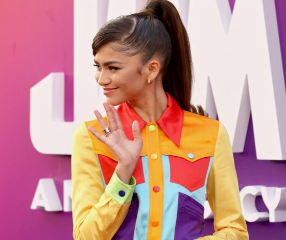 Образ дня: Зендая в ярком комбинезоне на премьере фильма