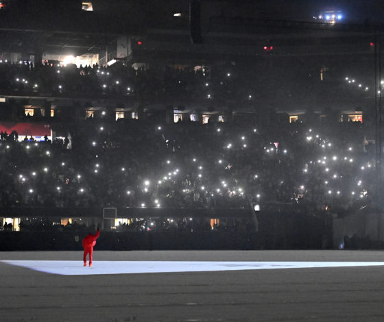 «Цементные стены без окон»: как живет Канье Уэст после развода, выхода нового альбома и странного поведения на публике?