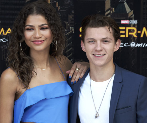 Снова вместе: Зендая и Том Холланд обнимаются на свадьбе друзей