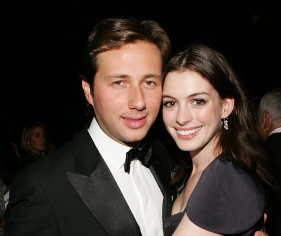 Сбежавшая невеста: Энн Хэтэуэй расторгла помолвку в один день, что произошло в паре?