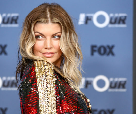 Всегда в тренде: Ферги продемонстрировала образ, который никогда не выйдет из моды