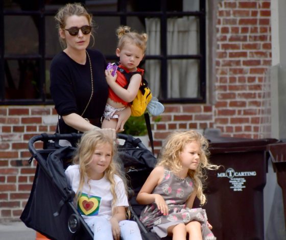 Редкий выход: Блэйк Лайвли с детьми на прогулке в Нью-Йорке