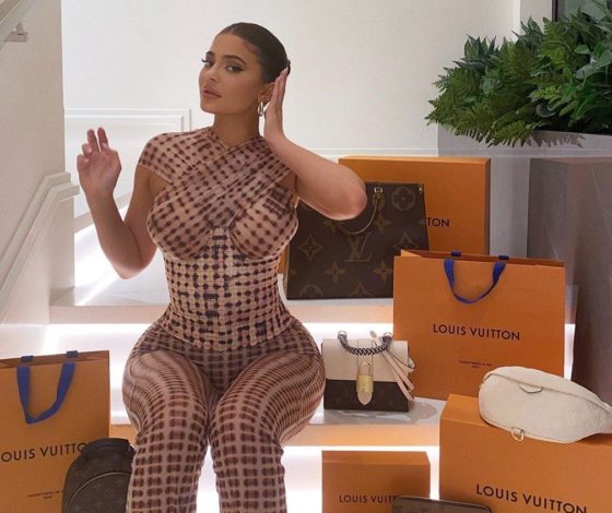 Голосуй, кому идет больше: Кайли Дженнер и Ким Кардашьян в одинаковых топах