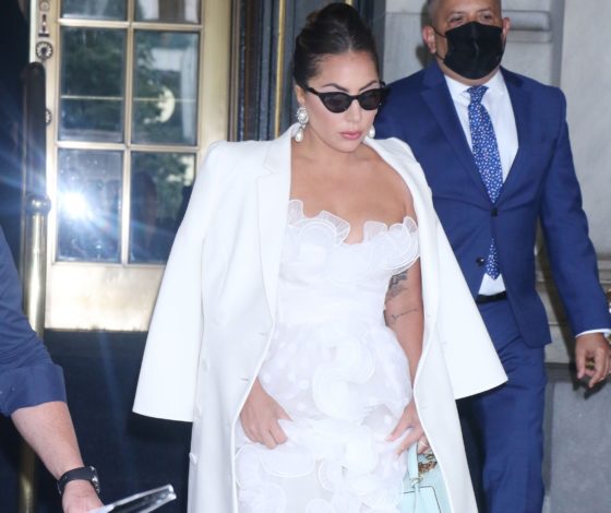 Как у невесты: новый выход Леди Гаги в белом платье