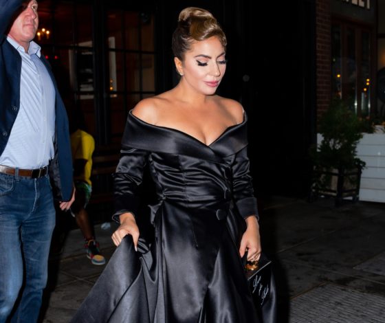 Акцент на декольте: новый выход Леди Гаги в черном платье c пиццой