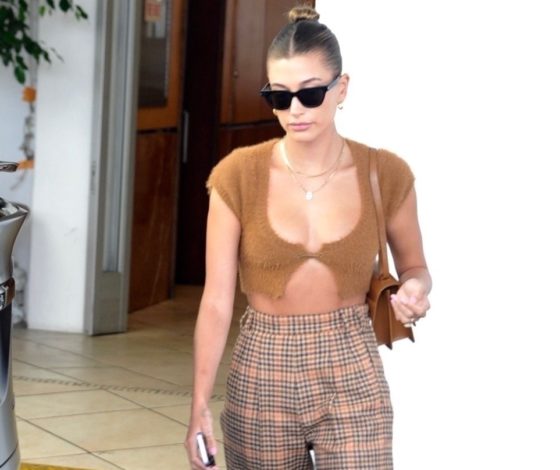 В ультракоротком кардигане: новый откровенный выход Хейли Бибер