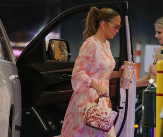 Новый выход Дженнифер Лопес в летящем платье: голосуй, нравится ли тебе образ