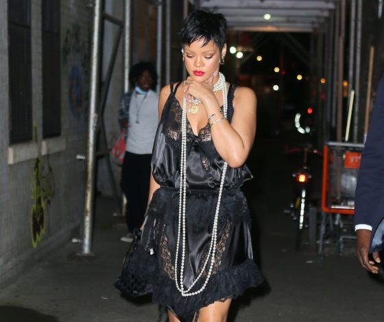 Платье в бельевом стиле и жемчужное колье: откровенный выход Рианны в Нью-Йорке