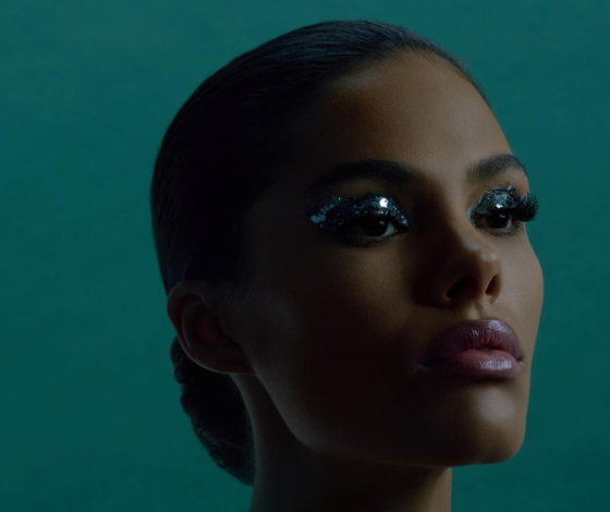 От красного градиента на губах до крупных блесток на глазах: 3 роскошных бьюти-образа Тины Кунаки и как их повторить самой